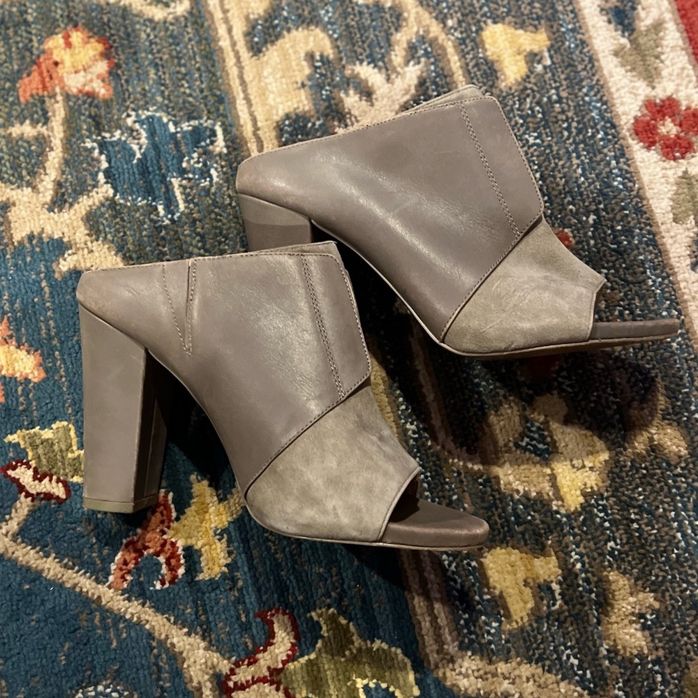 Grey saks 5th avenue taupe / grey ish mule